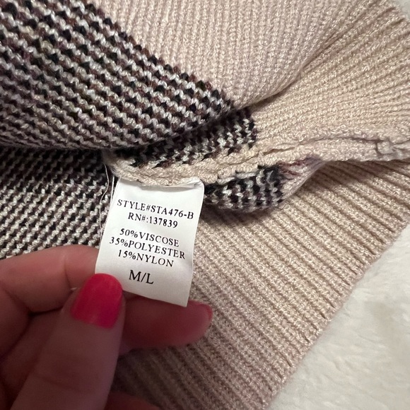 4/$20 - Cropped argyle sweater women’s size M/L (fits like women’s xs/s!!) - Picture 3 of 11